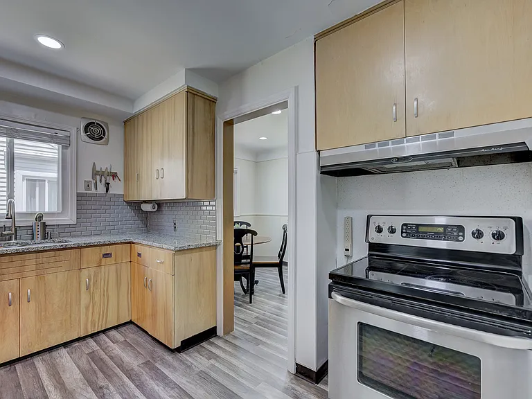 524 S Stephenson Hwy — Photo 10