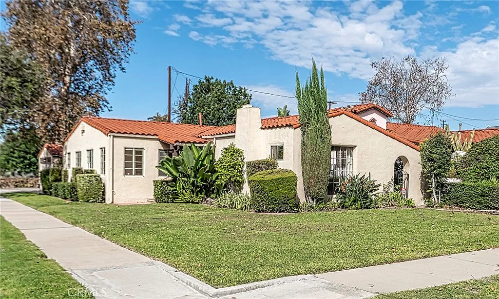 3 bed, 1.5 bath, 1502 sqft, $3,985 — Photo 1