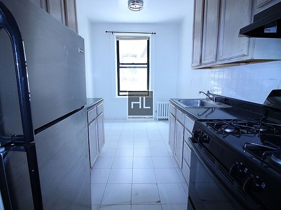 5th image of 2808 35th St APT 4C