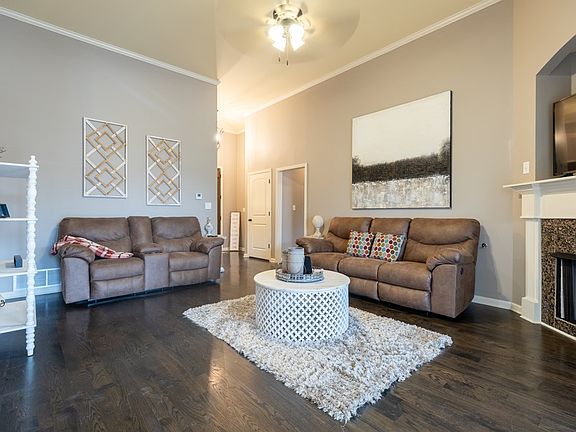 4th image of 803 Lasalle Way
