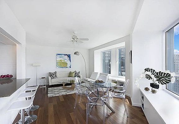 3rd image of 150 W 56th St APT 5105