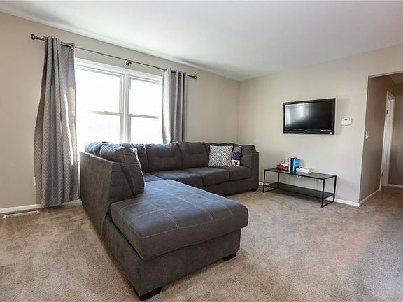 4th image of 24 Falcon Ln E