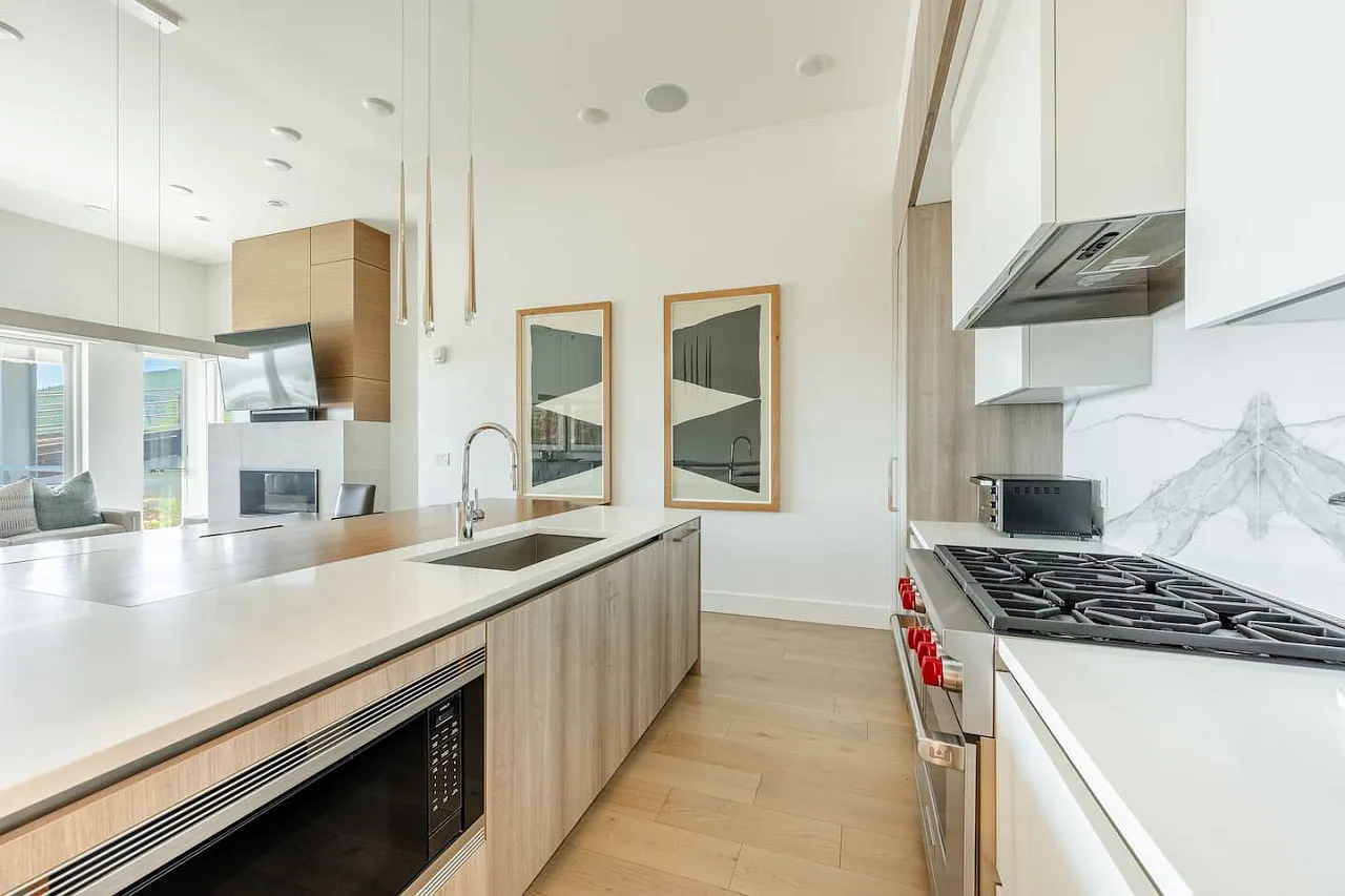 3 bed, 3.5 bath, 2130 sqft, $8,000 — Photo 4