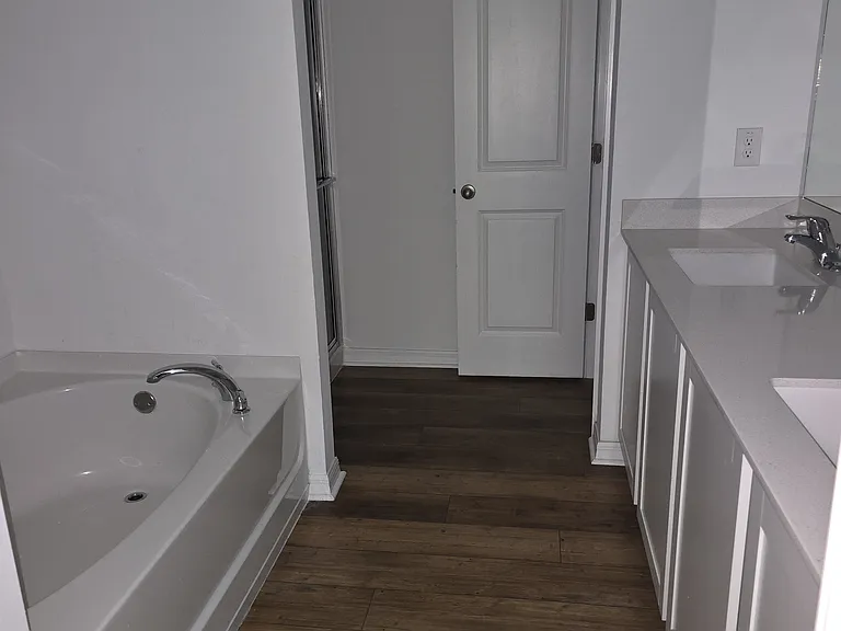 1421 Bush St W — Photo 8