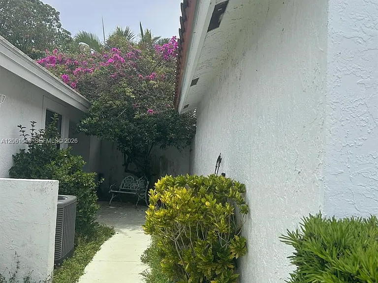 5901 Chester Ln — Photo 2
