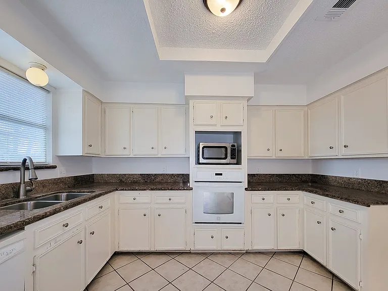 2710 Quail Creek Dr — Photo 9