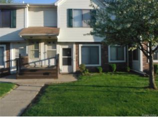 17430 Utica Oaks Ln, Roseville, MI