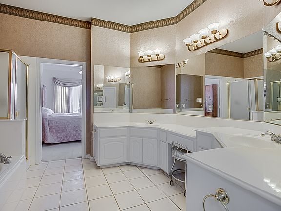 3rd image of 5483 Travis Dr