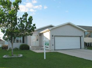 5202 9th Ave N, Grand Forks, ND 58203