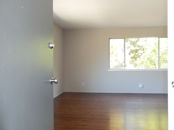 4th image of 909 Capuchino Ave #B