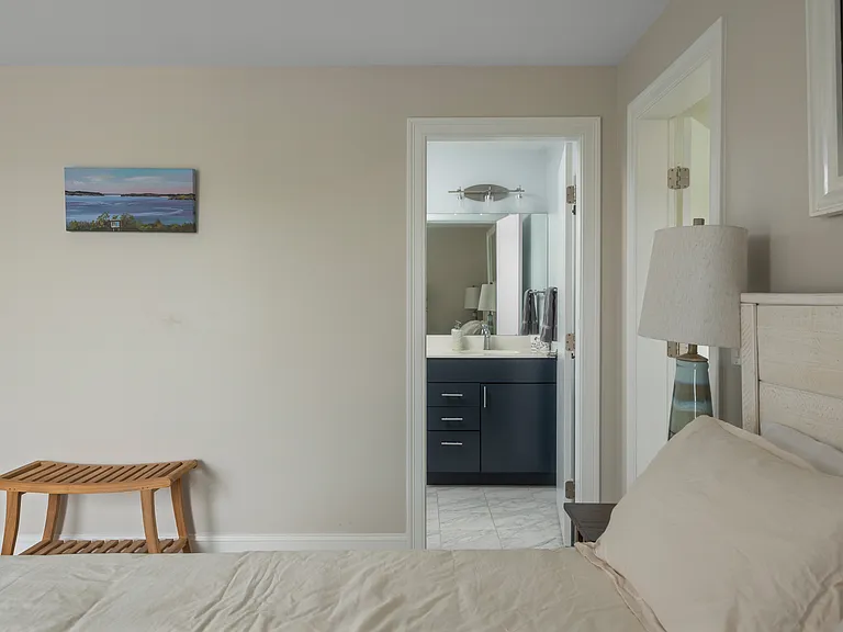 the third floor full bathroom