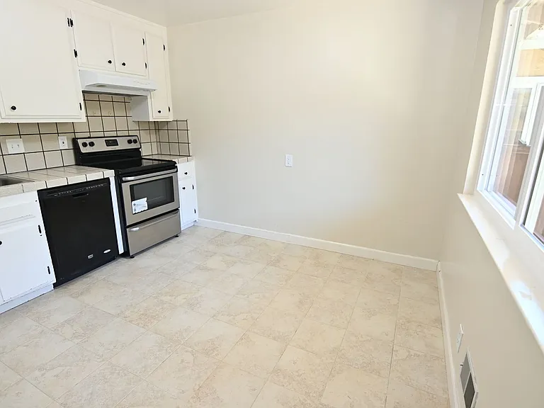 631 Bolton — Photo 3