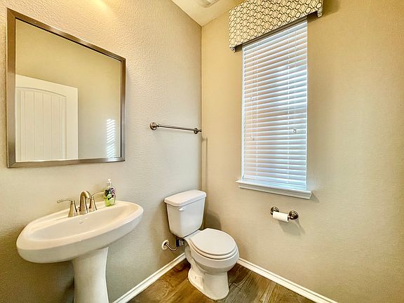 4th image of 345 Fort William St