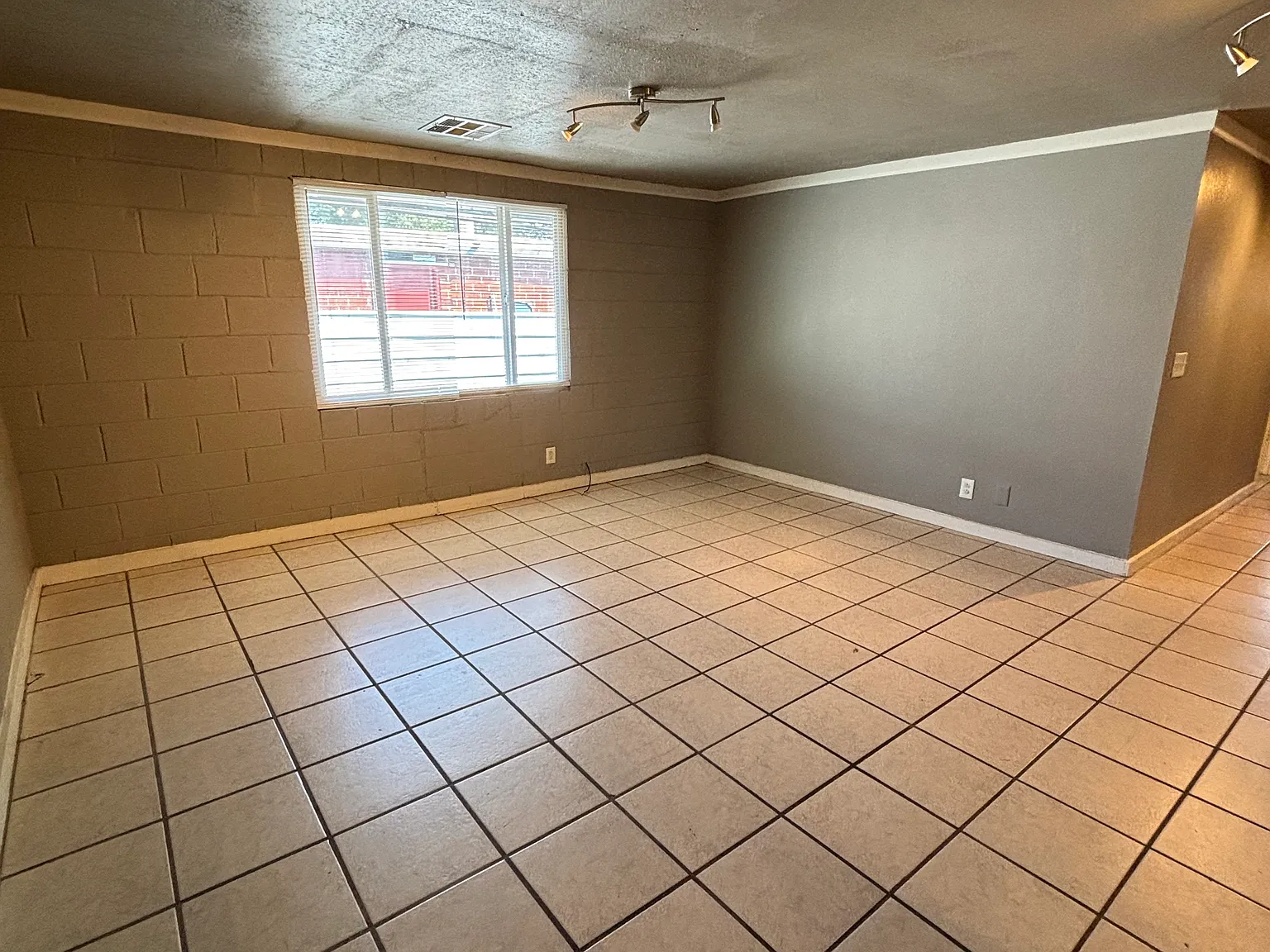 2 bed, 900 sqft, $995 — Photo 2