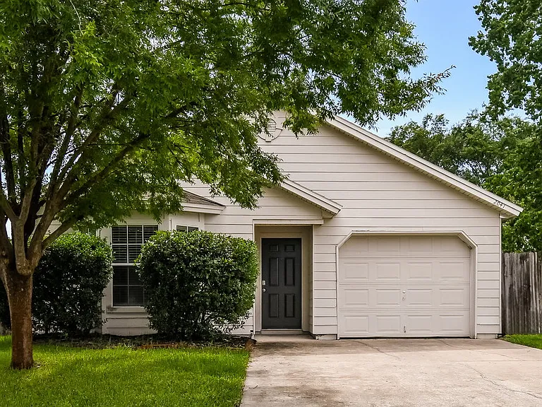 2041 Hunters Trace Cir — Photo 1