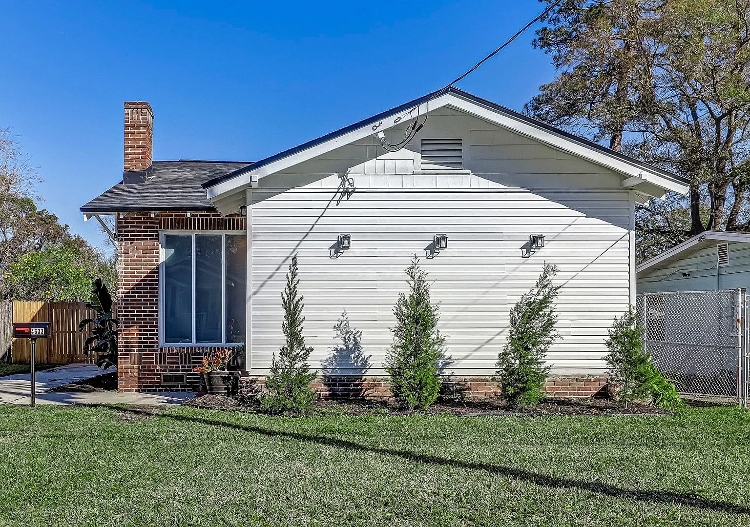 Charming, fully renovated 3-bedroom, 1-bathroom Murray Hill bungalow offering 1,134 square feet o... — Photo 1