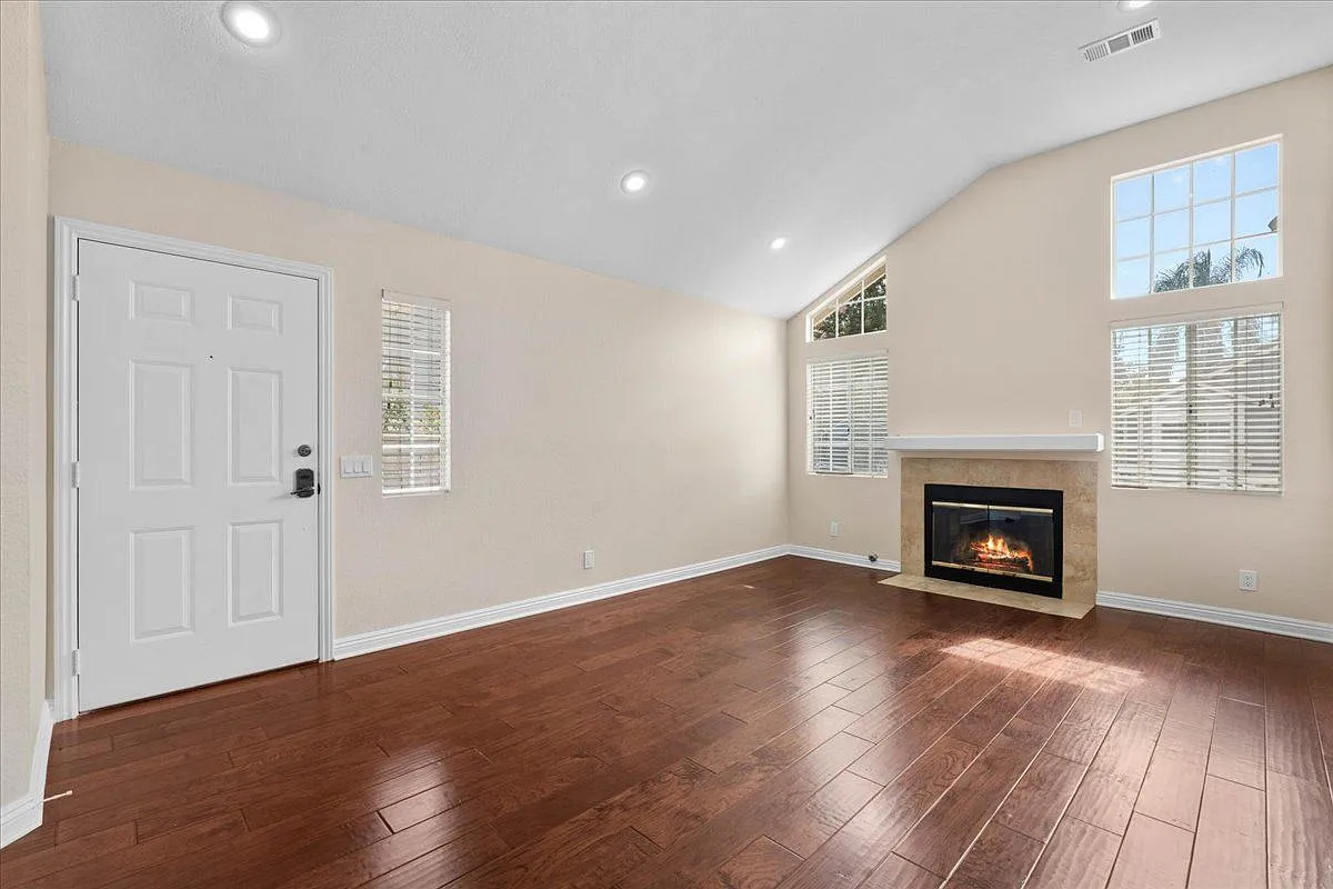 3 bed, 2.0 bath, 1160 sqft, $3,375 — Photo 4