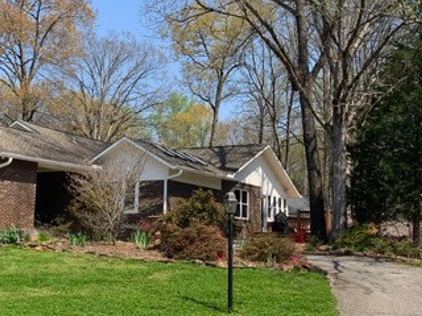 3 bed, 2.5 bath, 2400 sqft, $2,500 — Photo 2