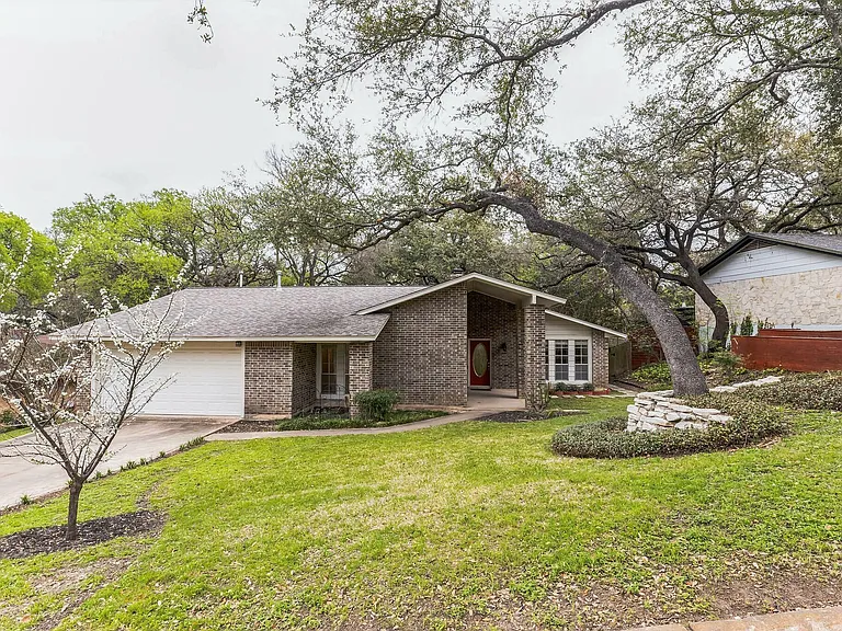 2203 Farnswood Cir — Photo 1