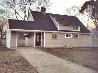42 Blueberry Ln, Hicksville, NY 11801