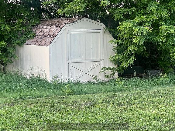 5th image of 104 W Oak St