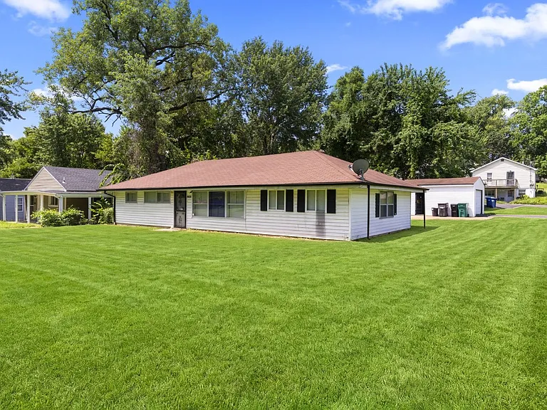 9835 Winkler Dr — Photo 3