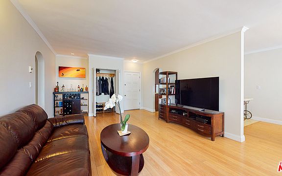5th image of 530 S Barrington Ave APT 304