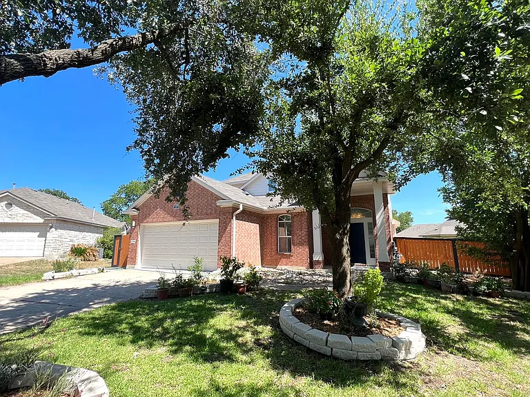 2106 Huxley Ln — Photo 3