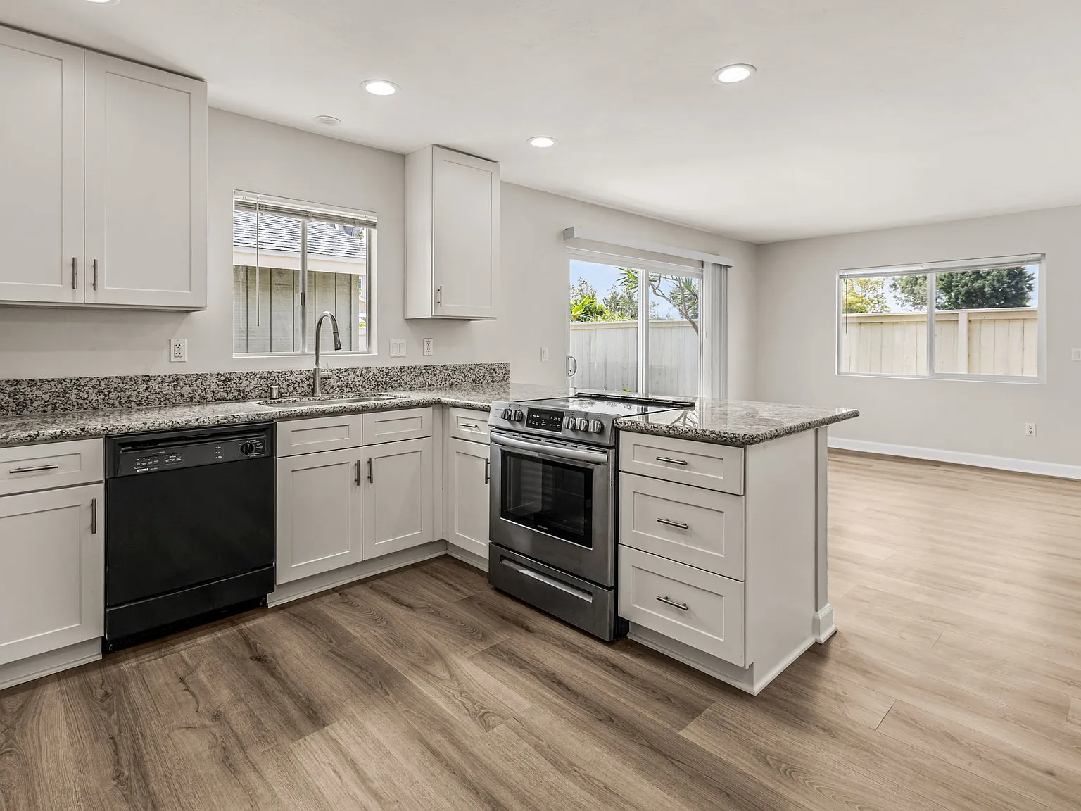 3 bed, 1032 sqft, $4,900 — Photo 2