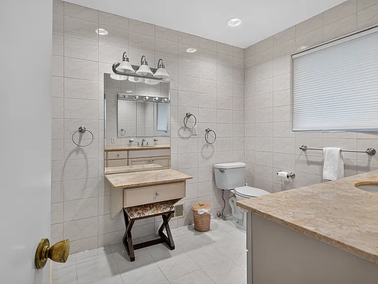 1341 Pelhamdale Ave — Photo 11