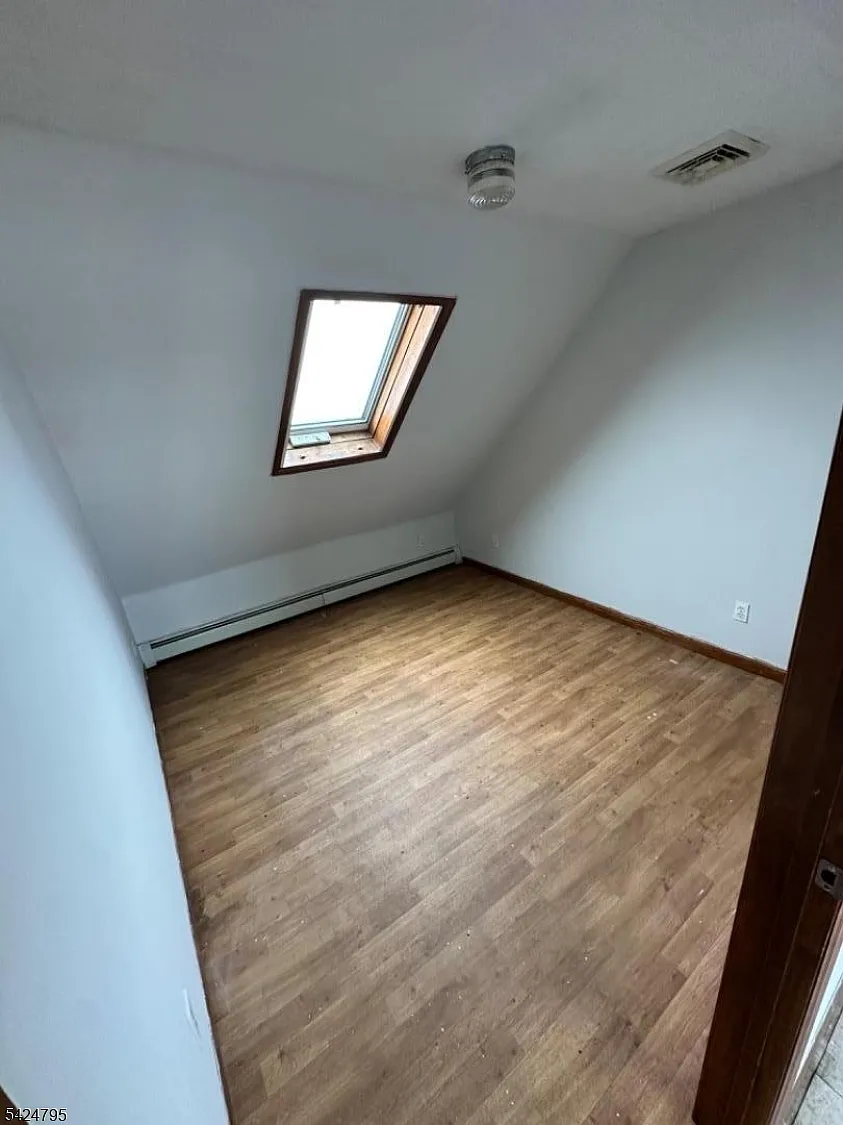 3 bed, 1.0 bath, $2,000 — Photo 4