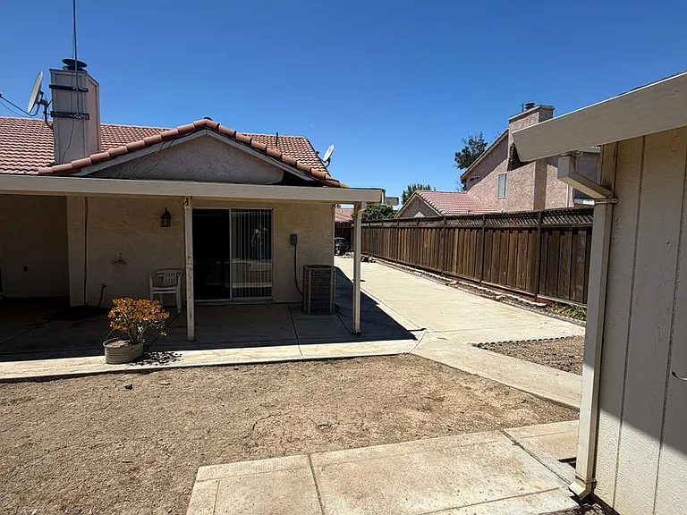 1648 Alberta St — Photo 3