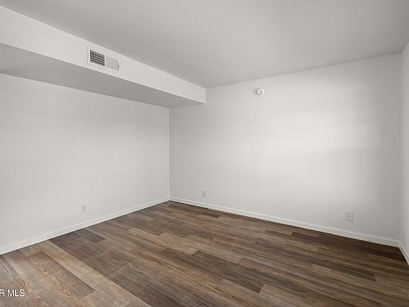5th image of 10081 Manitoba St