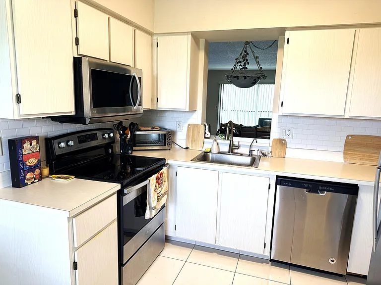 7146 Huntington Ln #403 — Photo 2