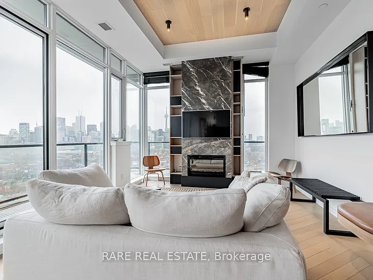 297 College St #Penthouse 5 — Photo 9