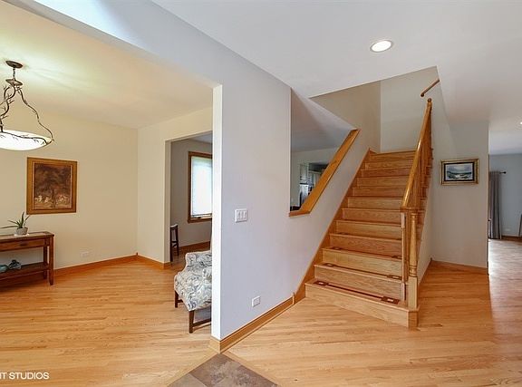 2nd image of 455 E Montrose Ave