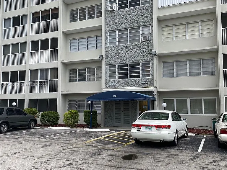 330 SE 2nd St #403F — Photo 27