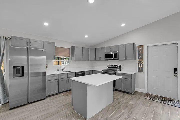 3 bed, 2.0 bath, 1426 sqft, $3,000 — Photo 3