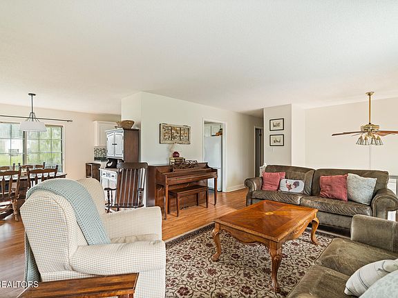 4th image of 325 Navaho Dr