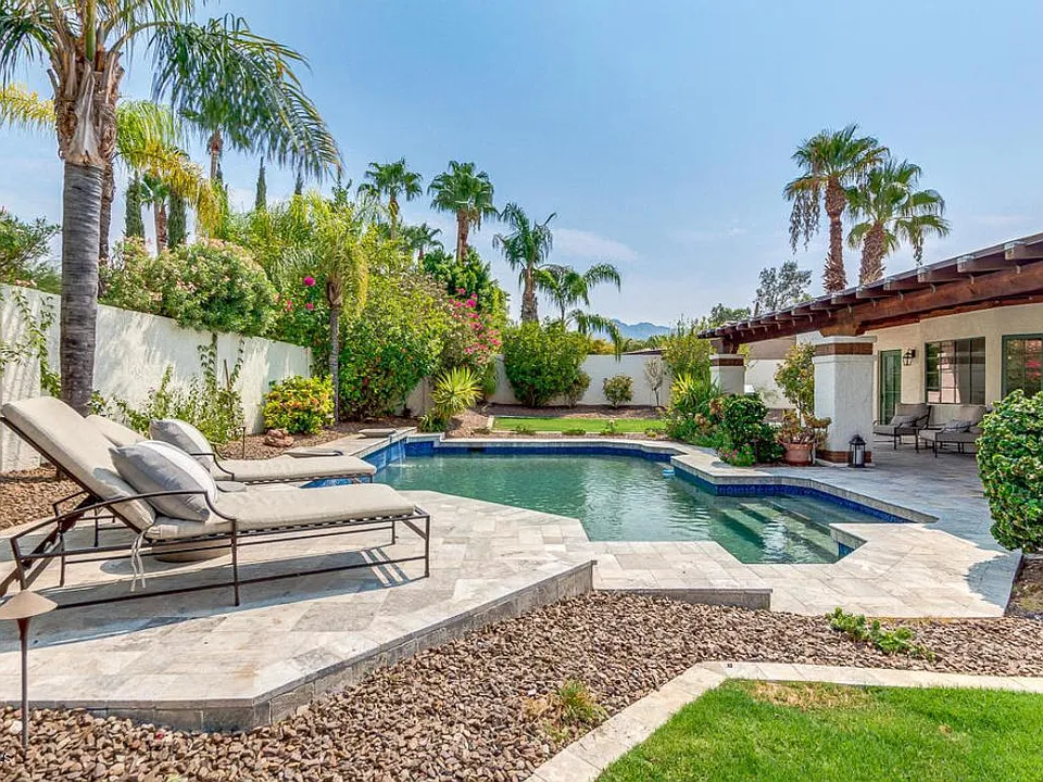 9402 E La Posada Cir