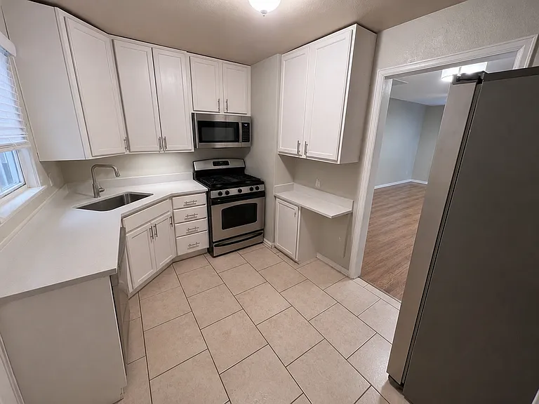 1552 Wolff St — Photo 4