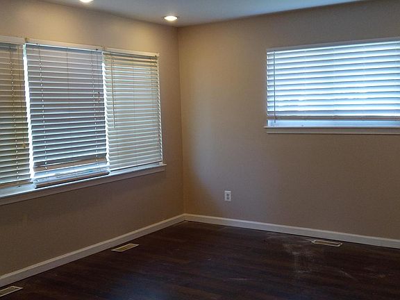 3rd image of 30517 Steinhauer Ave