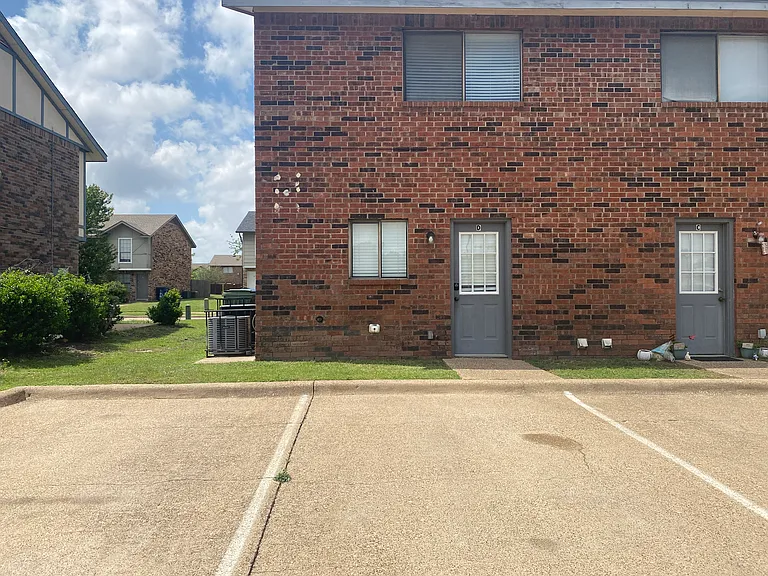 2826 Wimbledon Ct #D — Photo 19