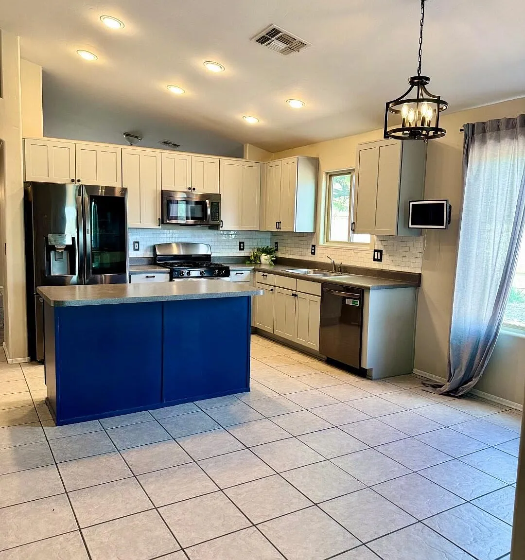 4 bed, 2.0 bath, 1873 sqft, $2,250 — Photo 2