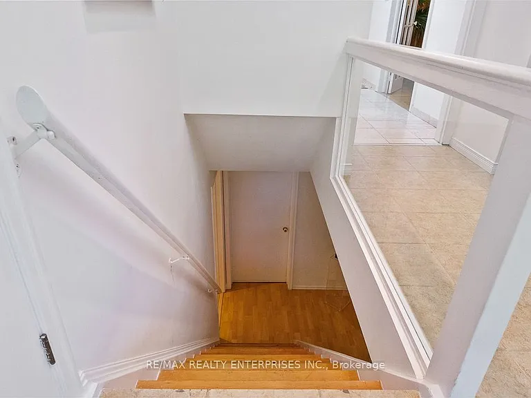 1373 Queen Victoria Ave — Photo 33