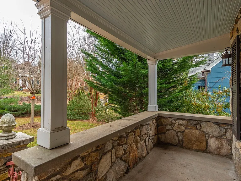 16 Lorraine Ave — Photo 3