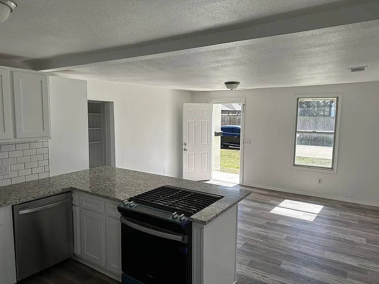 516 E George St — Photo 10