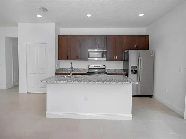 4033 SW 139th Street Rd — Photo 10
