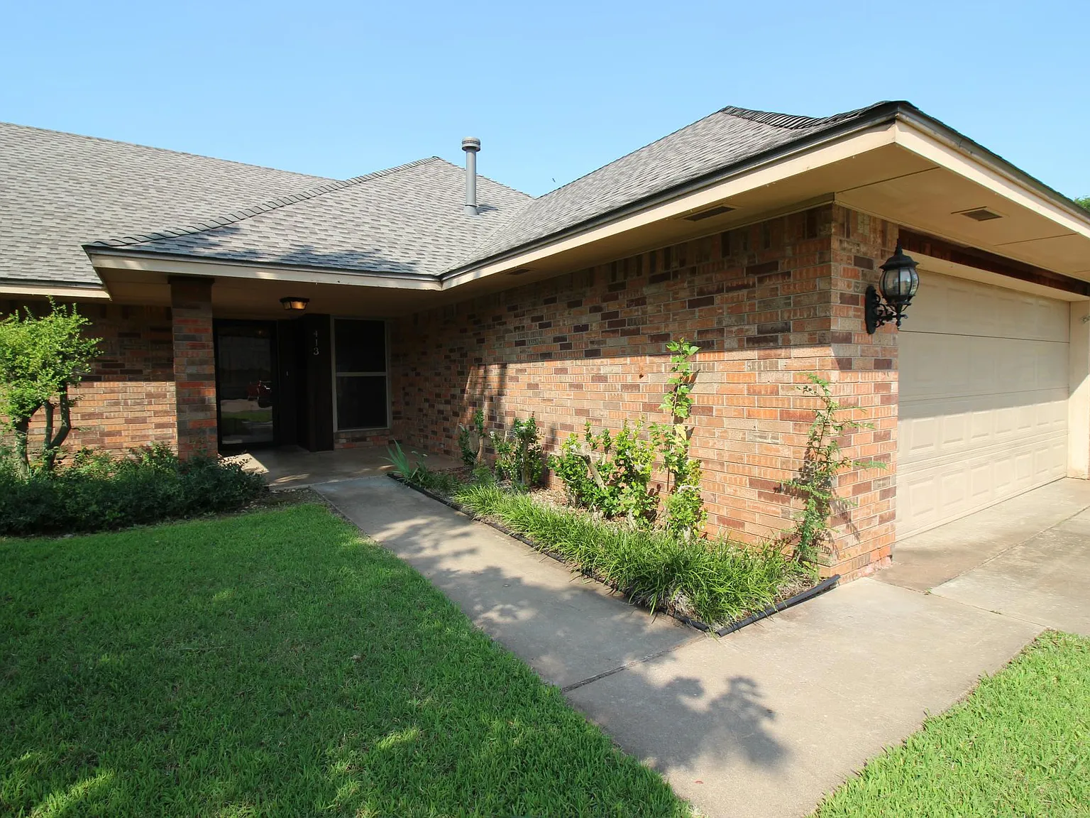 3 bed, 2020 sqft, $2,450 — Photo 2