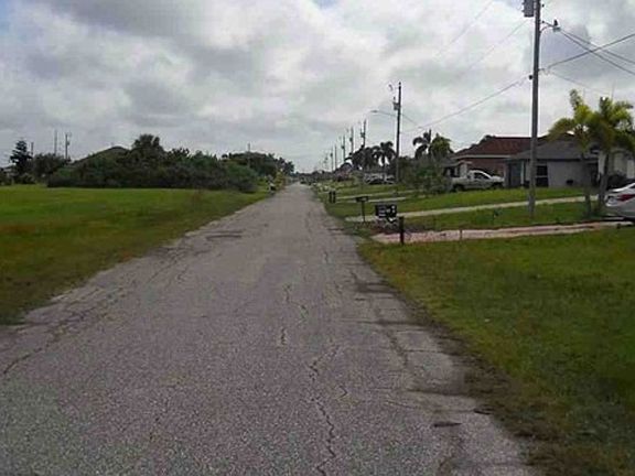 Exterior Neighborhood (street photo)